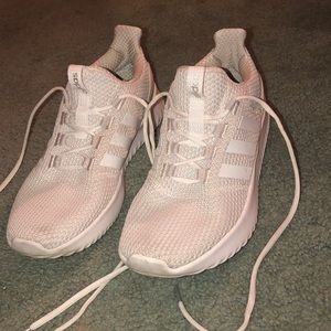 Adidas woman’s white Cloudfoam shoe